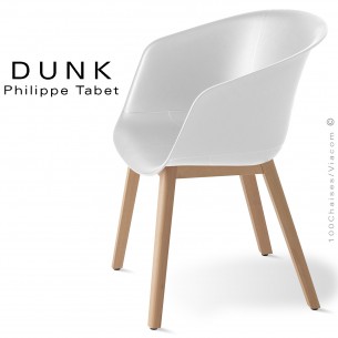 Fauteuil tendance pour cuisine ou salle à manger DUNK, piétement bois massif de hêtre vernis, assise coque plastique.