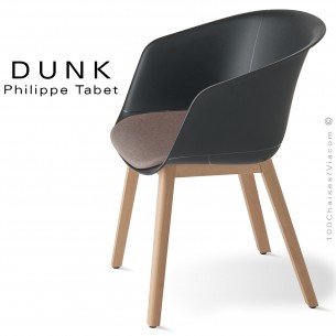 Fauteuil esprit scandinave design DUNK, piétement bois massif de hêtre vernis, assise plastique couleur avec coussin tissu.