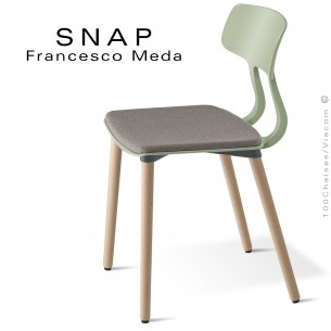 Chaise design esprit rétro SNAP, piétement bois massif de hêtre vernis, assise coque plastique vert avec coussin gris.
