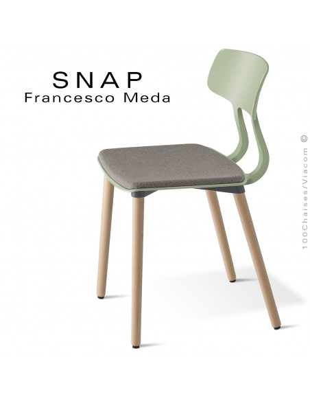 Chaise design esprit rétro SNAP, piétement bois massif de hêtre vernis, assise coque plastique vert avec coussin gris.