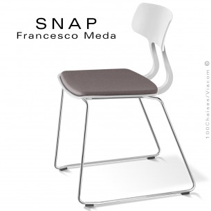 Chaise design esprit rétro SNAP, piétement luge acier chromé brillant, assise coque plastique blanche avec coussin gris.