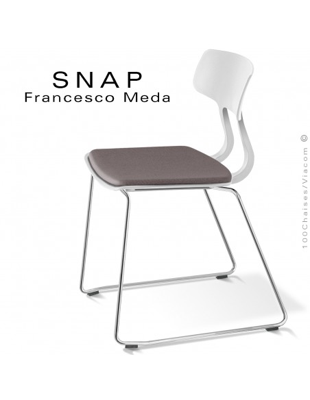 Chaise design esprit rétro SNAP, piétement luge acier chromé brillant, assise coque plastique blanche avec coussin gris.