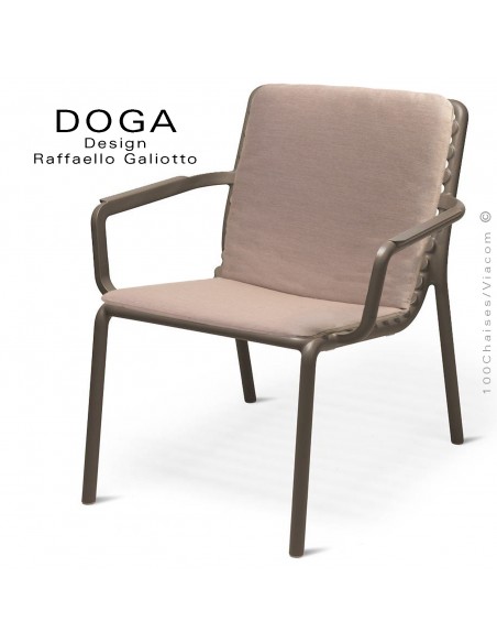 Fauteuil lounge design DOGA relax, structure et assise plastique monobloc Tabacco avec coussin hydrofuge.