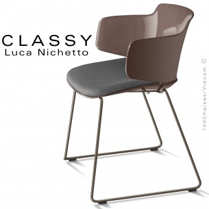 Fauteuil confort CLASSY, piétement luge peint marron, assise coque plastique couleur argile, avec coussin mousse + tissu.