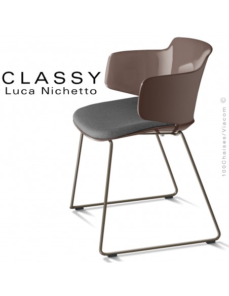 Fauteuil confort CLASSY, piétement luge peint marron, assise coque plastique couleur argile, avec coussin mousse + tissu.