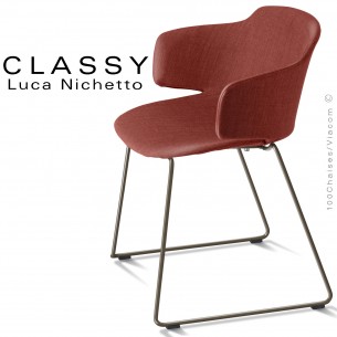 Fauteuil confort repas design CLASSY, piétement luge, assise, dossier, accoudoirs garnis de mousse habillage tissu Medley.