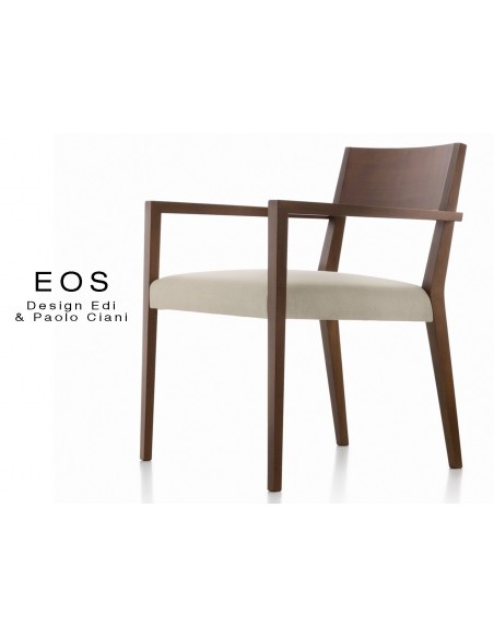 EOS fauteuil design en bois finition acajou, assise capitonnée crème.