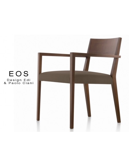 EOS fauteuil design en bois finition vernis acajou, assise capitonnée marron.