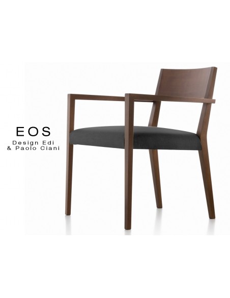 EOS fauteuil design en bois finition vernis acajou, assise capitonnée noir.