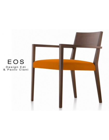 EOS fauteuil design en bois finition vernis acajou, assise capitonnée orange.