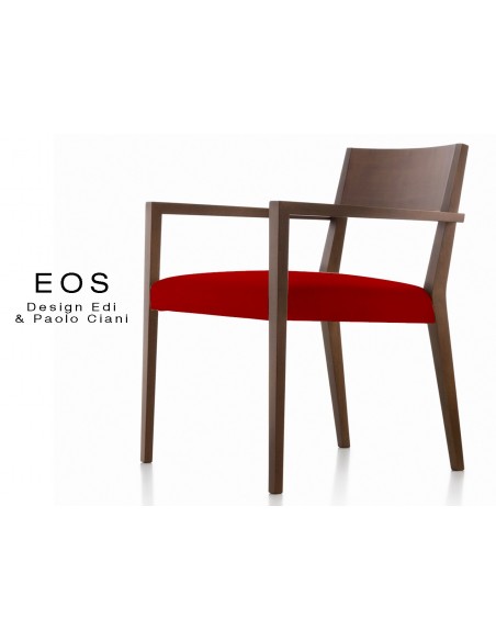 EOS fauteuil design en bois finition vernis acajou, assise capitonnée rouge.