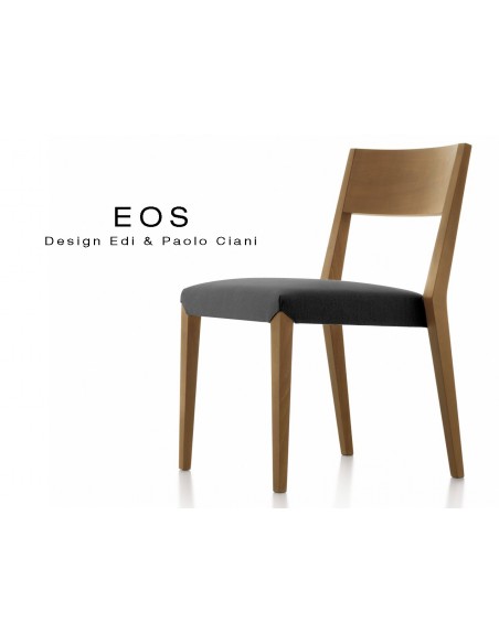 Chaises EOS design en bois, vernis noyer moyen, assise capitonnée noire.