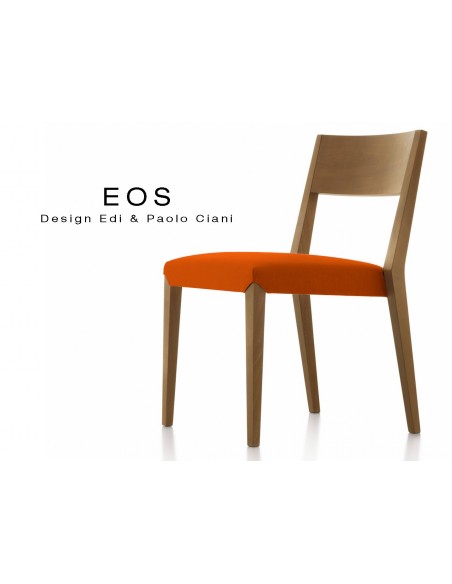 Chaises EOS design en bois, vernis noyer moyen, assise capitonnée orange.