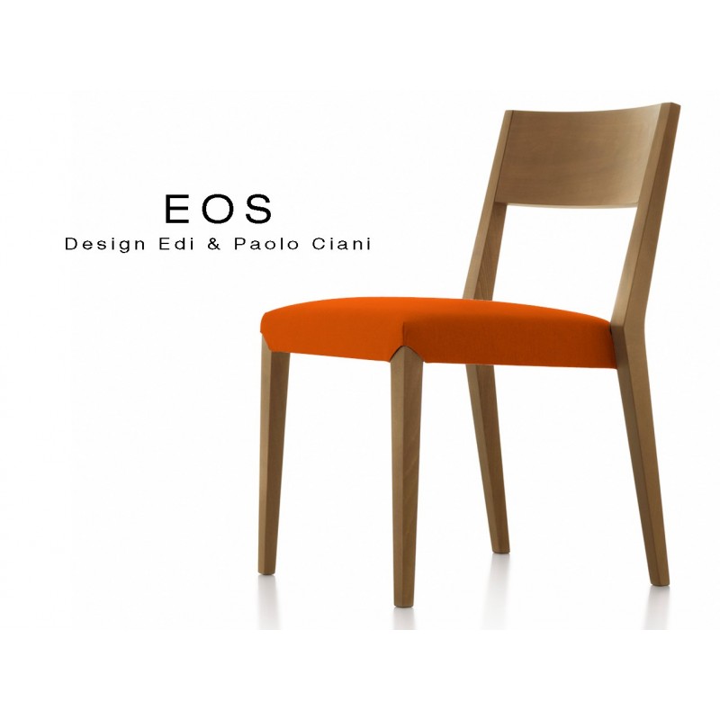 Chaises EOS design en bois, vernis noyer moyen, assise capitonnée orange.