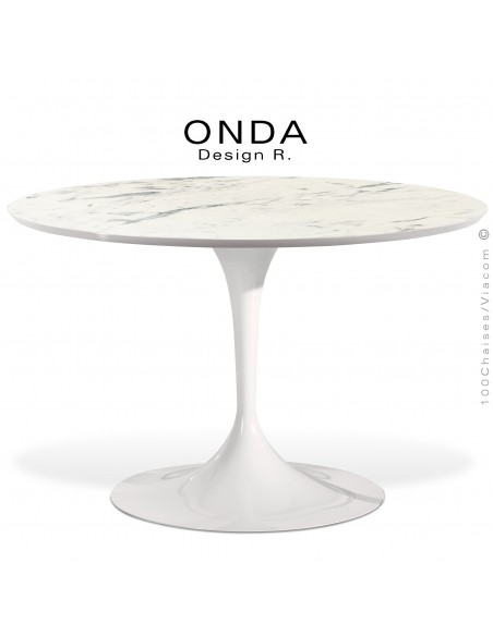 Table design ronde ONDA, plateau stratifié marbre de Carrare, chant blanc, piétement trompette peint blanc.