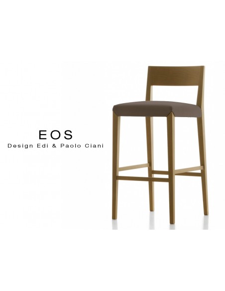 Tabouret EOS design en bois, vernis noyer moyen, assise capitonnée marron.
