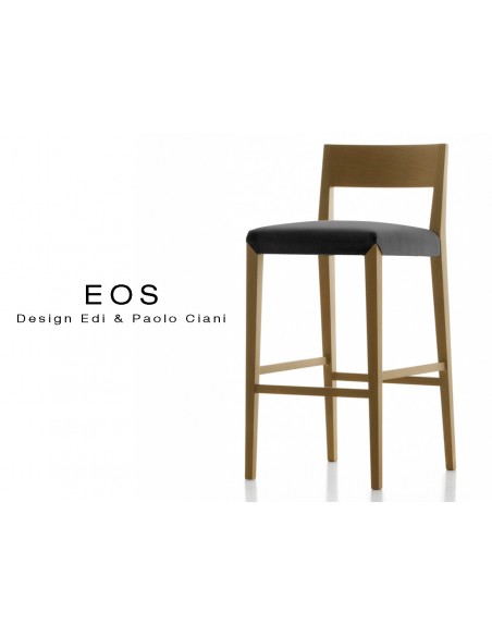 Tabouret EOS design en bois, vernis noyer moyen, assise capitonnée noire.