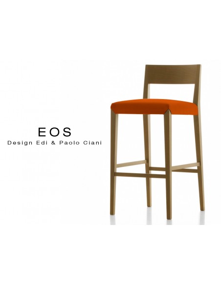 Tabouret EOS design en bois, vernis noyer moyen, assise capitonnée orange.