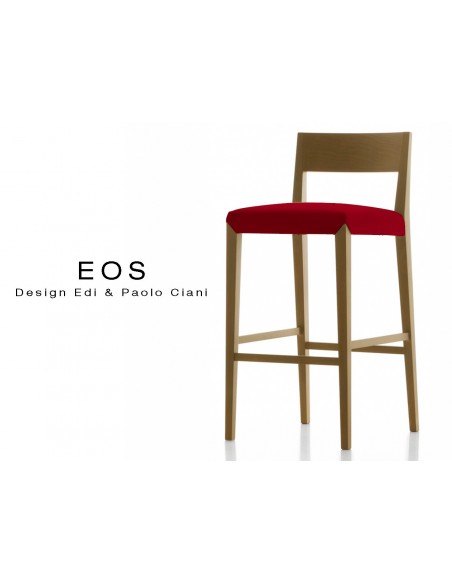Tabouret EOS design en bois, vernis noyer moyen, assise capitonnée rouge.