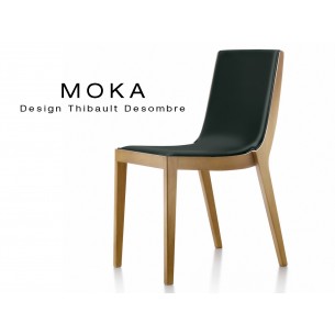 Chaise design MOKA en bois, vernis hêtre naturel, assise rembourrée, capitonnée cuir noir.