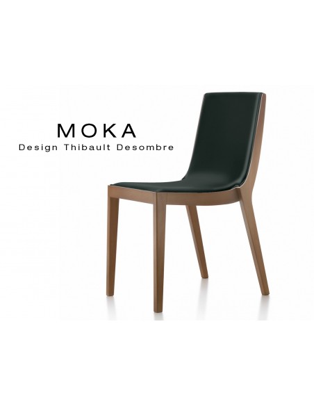 Chaise design MOKA en bois, vernis noyer moyen, assise rembourrée, capitonnée cuir noir.