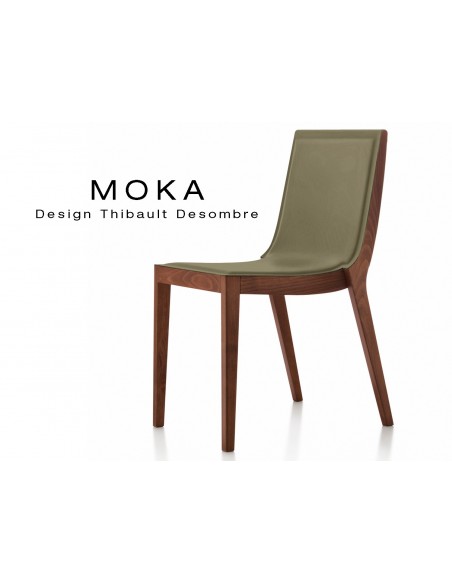 Chaise design MOKA en bois, vernis acajou, assise capitonnée cuir couvrant collé sahara.