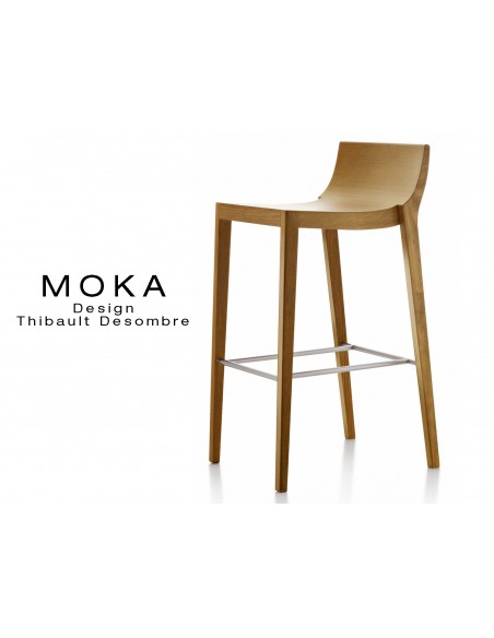 Tabouret design MOKA assise en bois avec demi dossier, finition noyer moyen. Repose-pieds en tube d'aluminium.