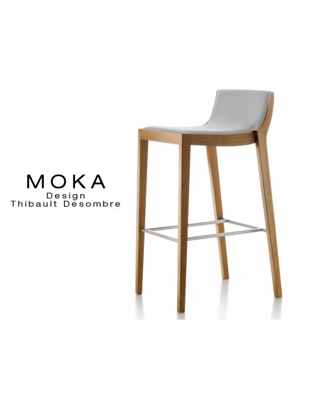 Tabouret design MOKA, finition bois vernis noyer moyen, assise capitonnée tissu gris.