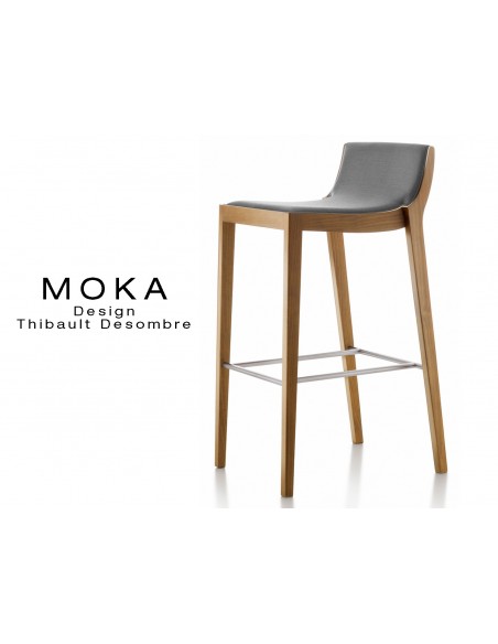 Tabouret design MOKA, finition bois vernis noyer moyen, assise capitonnée tissu gris foncé.
