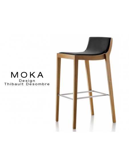 Tabouret design MOKA, finition bois vernis noyer moyen, assise capitonnée tissu noir.