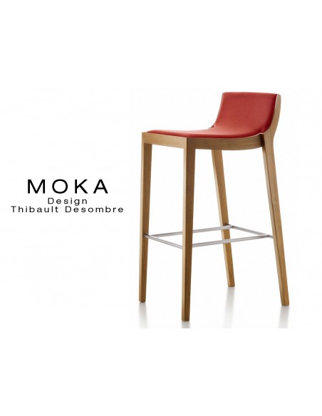 Tabouret design MOKA, finition bois vernis noyer moyen, assise capitonnée tissu rouge.