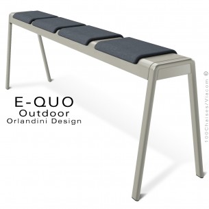 Banc assise haute pour extérieur design E-QUO-Out, 4 places, structure acier peint, avec coussin d'assise.