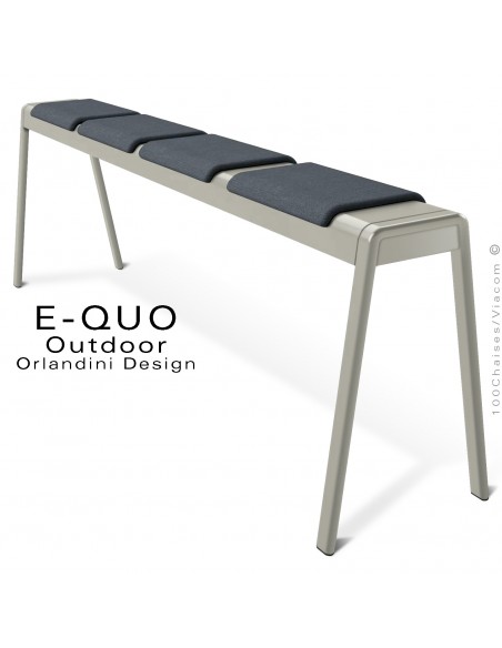 Banc assise haute pour extérieur design E-QUO-Out, 4 places, structure acier peint, avec coussin d'assise.