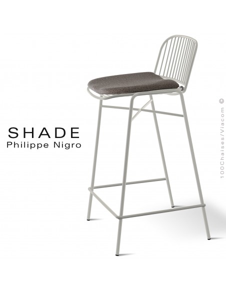 Tabouret de cuisine design SHADE, structure acier peint avec repose-pieds de couleur blanc pur avec coussin d'assise.