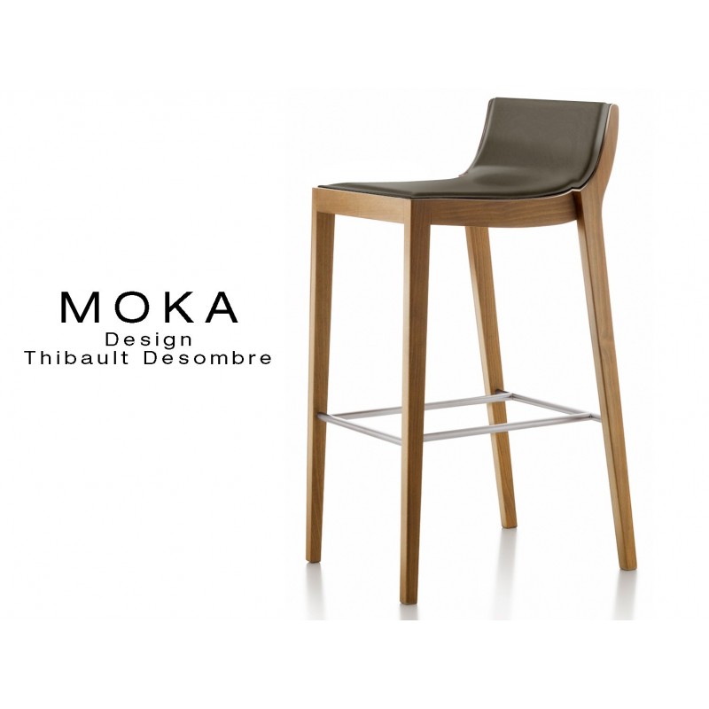 Tabouret design MOKA en bois finition noyer moyen, assise capitonnée cuir couvrant collé couleur chocolat.