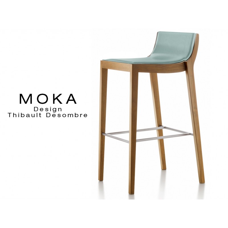 Tabouret design MOKA en bois finition noyer moyen, assise capitonnée cuir couvrant collé couleur gris perle.