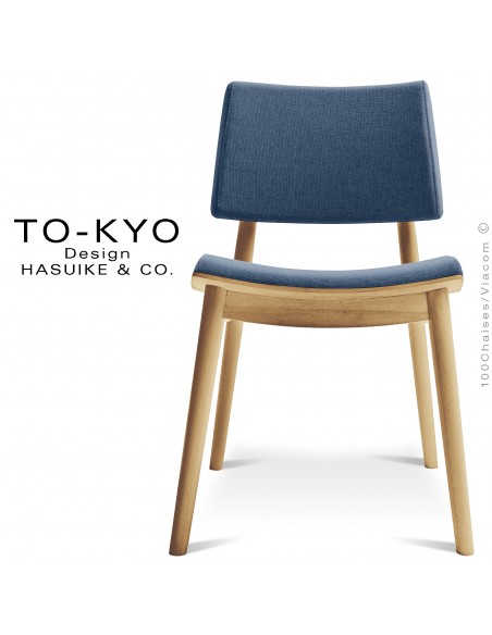Chaise luxe design TOKYO, structure bois massif teinté châtaigne, assise et dossier tissu gamme Medley couleur bleu Marine.