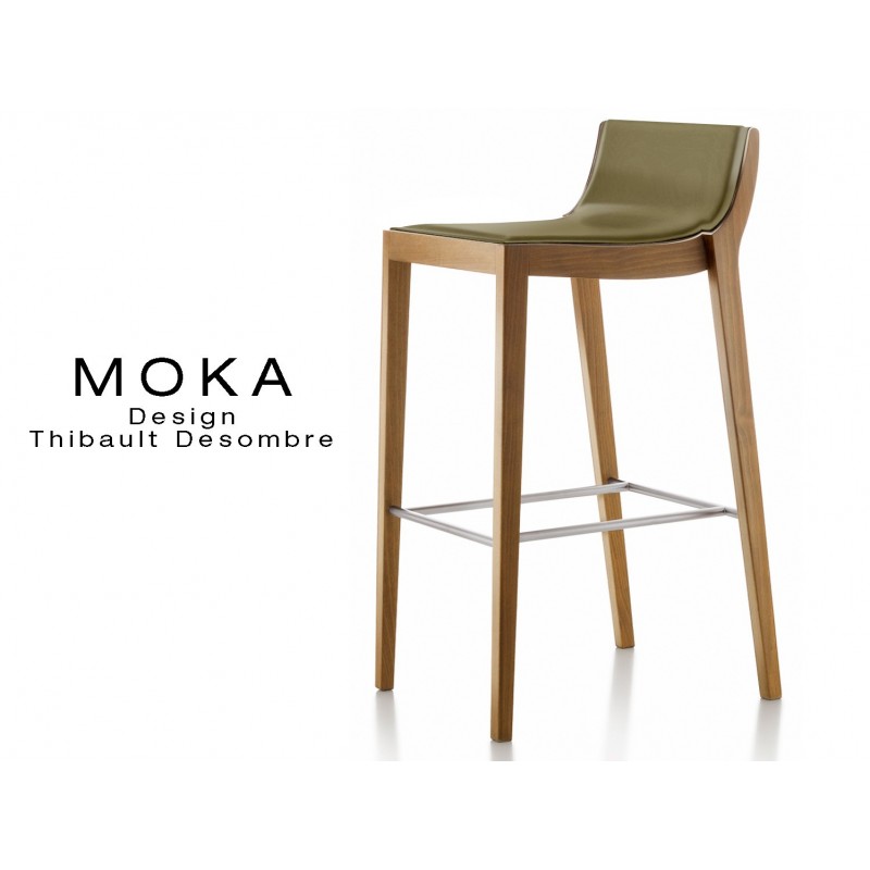 Tabouret design MOKA en bois finition noyer moyen, assise capitonnée cuir couvrant collé couleur havane.