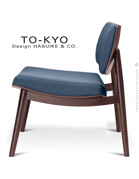 Fauteuil lounge design TOKYO, structure bois teinté châtaigne, assise et dossier mousse, habillage tissu Medley bleu Marine.