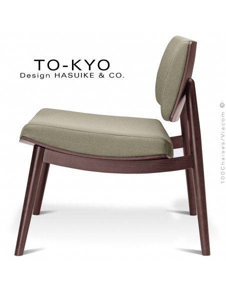 Fauteuil lounge design TOKYO, structure bois teinté châtaigne, assise et dossier mousse, habillage tissu Medley argile.