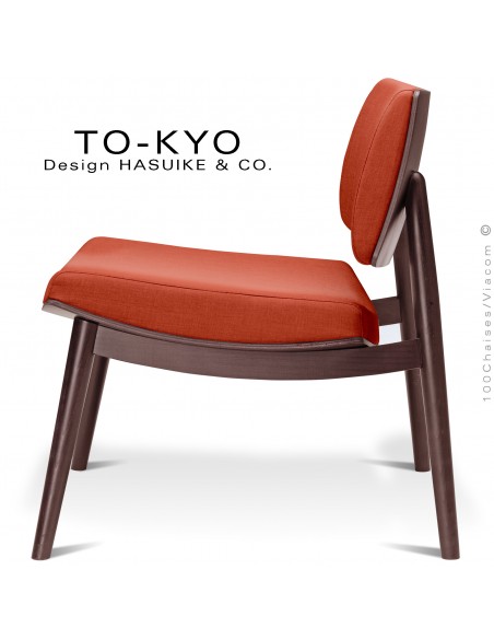 Fauteuil lounge design TOKYO, structure bois teinté châtaigne, assise et dossier mousse, habillage tissu Medley couleur brique.