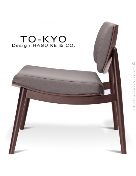 Fauteuil lounge design TOKYO, structure bois teinté châtaigne, assise et dossier mousse, habillage tissu Medley couleur gris.