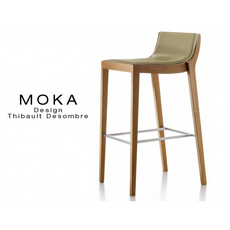 Tabouret design MOKA en bois finition noyer moyen, assise capitonnée cuir couvrant collé couleur sahara.