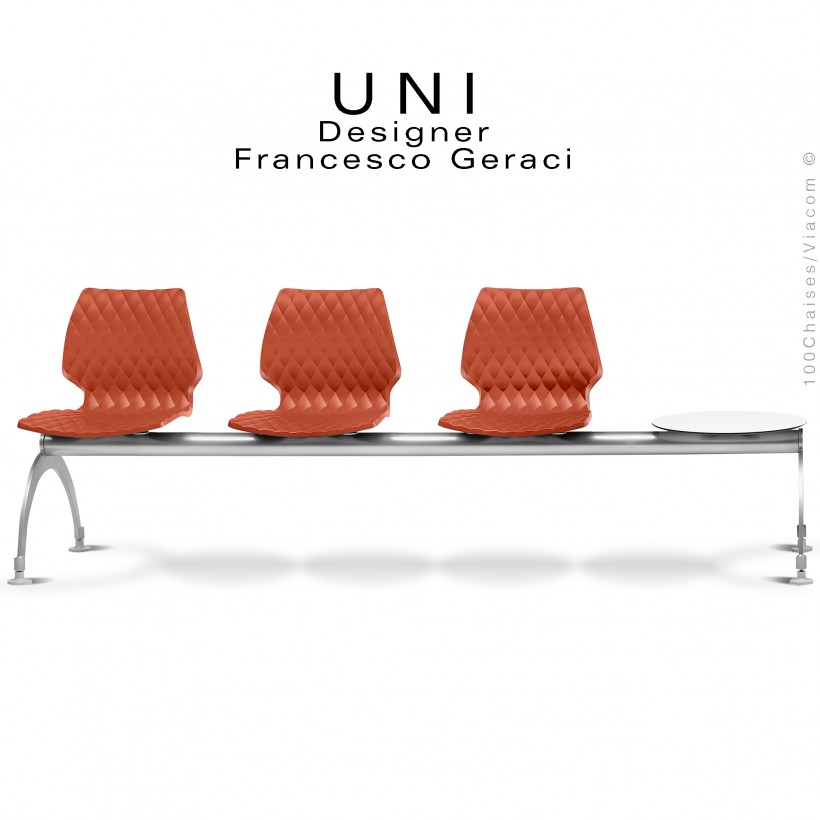 Banc ou assise sur poutre UNI, 3 places, assise couleur rouge Corail, piétement peint gris aluminium.