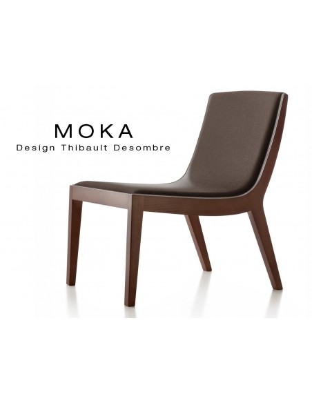 Fauteuil lounge design MOKA en bois finition acajou, assise capitonnée tissu marron.