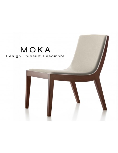 Fauteuil lounge design MOKA en bois finition acajou, assise capitonnée tissu crème.