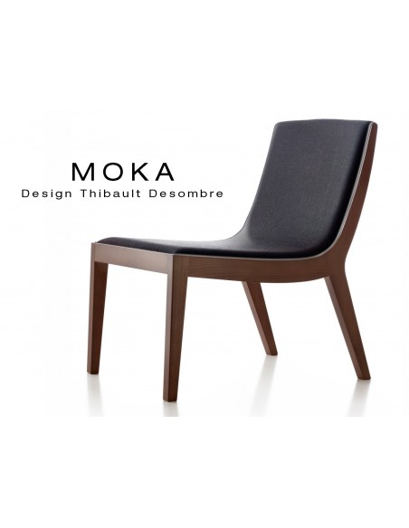 Fauteuil lounge design MOKA en bois finition acajou, assise capitonnée tissu noir.