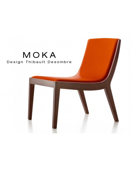Fauteuil lounge design MOKA en bois finition acajou, assise capitonnée tissu orange.