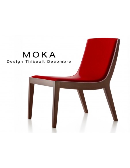 Fauteuil lounge design MOKA en bois finition acajou, assise capitonnée tissu rouge.