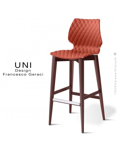 Tabouret de bar en bois UNI, piétement teinté brun, assise coque plastique couleur rouge corail.